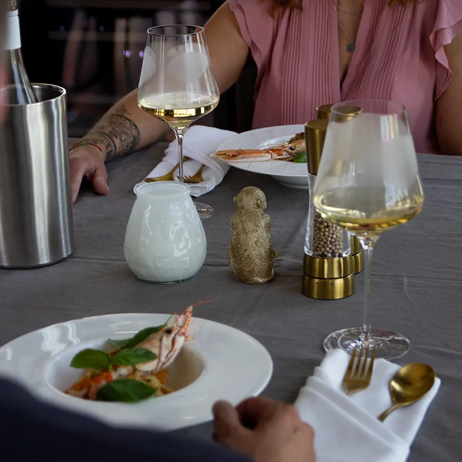 Gedeckter Tisch mit Garnelennudeln